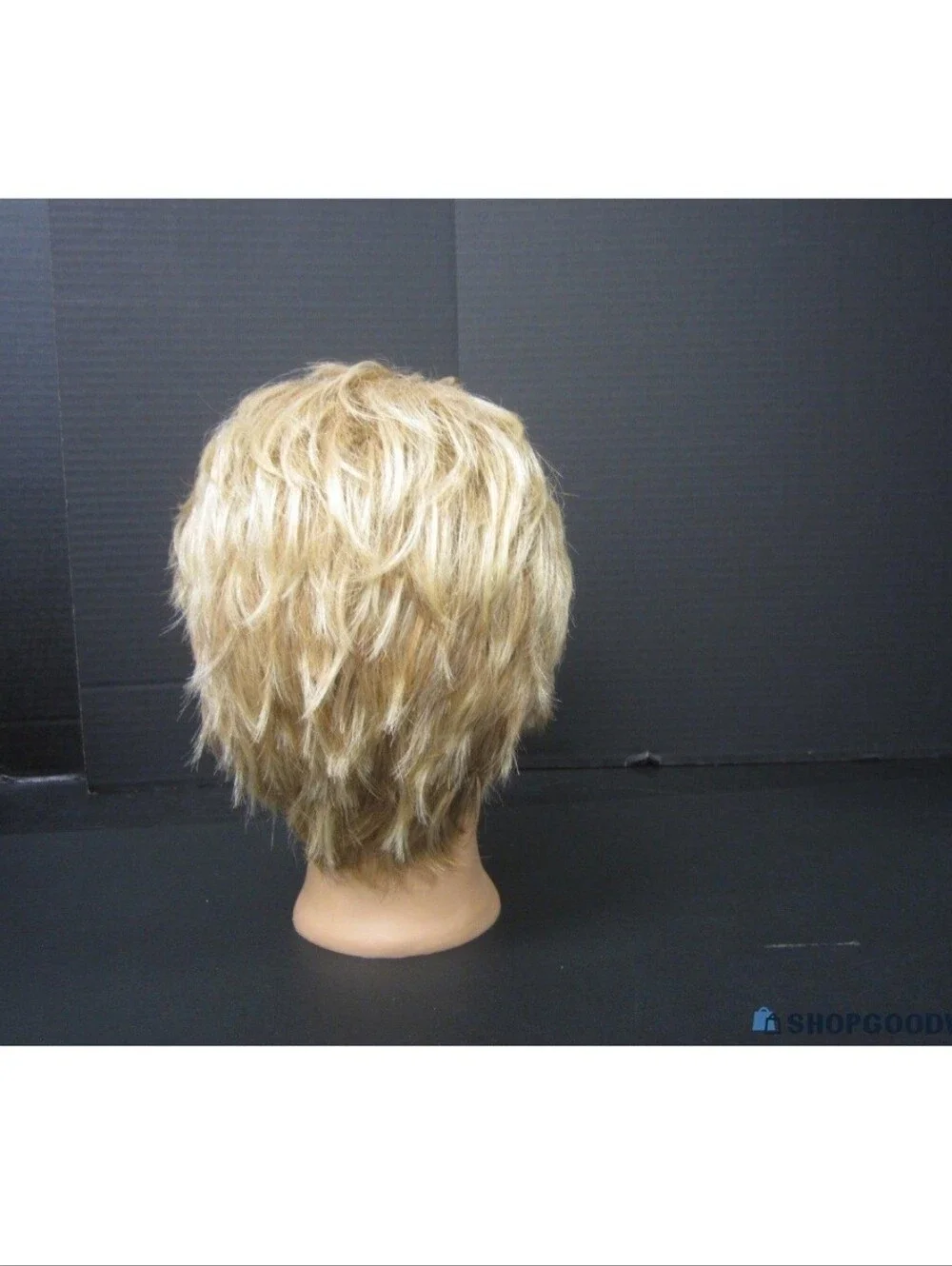 Short Layered Women's Synthetic Wig in Light Blonde